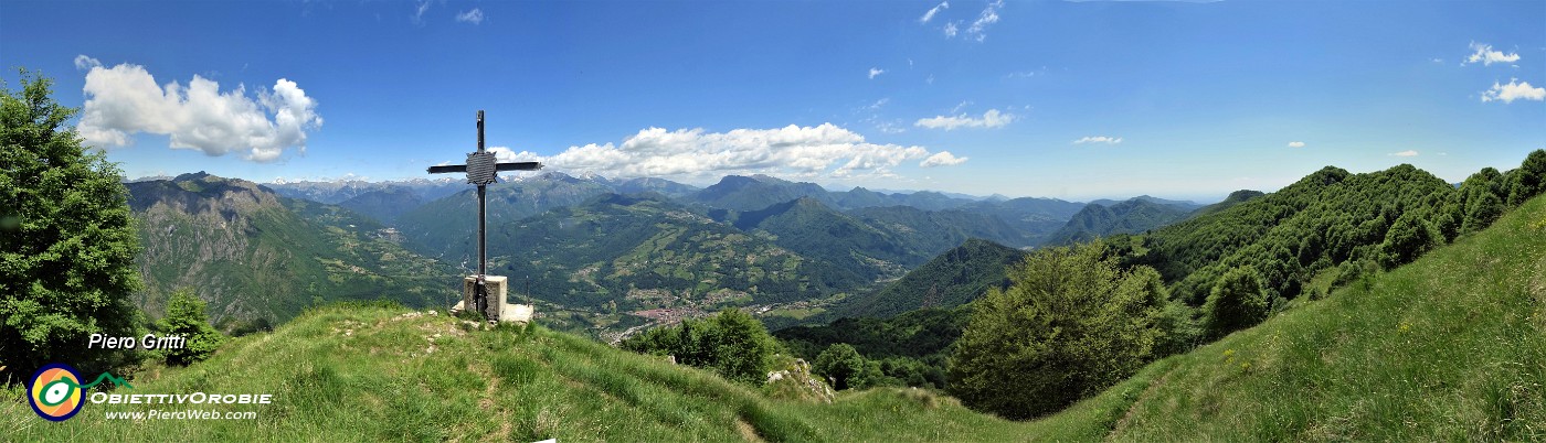 63 Vista panoramica dalla croce del Pizzo Grande (1754 m) sulla conca di S. Giovanni Bianco e i suoi monti .jpg